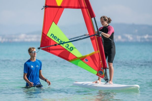 windsurfschule in der bucht von alcudia in palma de mallorca