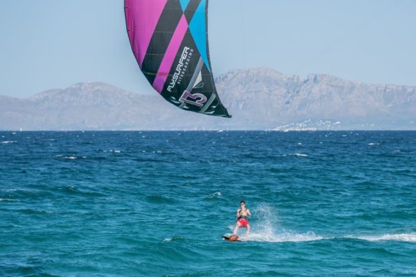 kitsurfing in alcudia with kitesurfing lessons for beginners