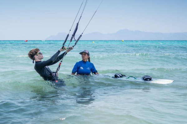 lucia in einer kitesurfing klasse in alcudia