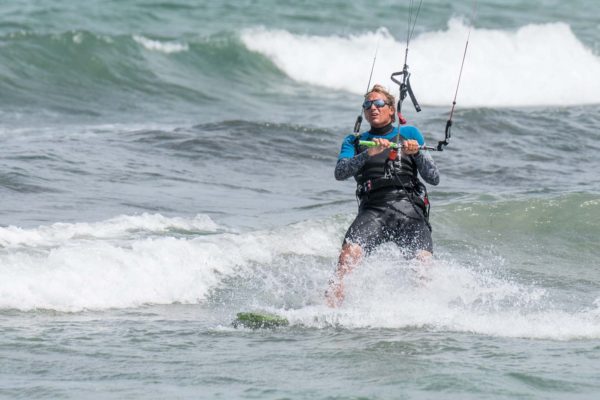 Kitesurf Privatunterricht in tiefem Gewässer mit Begleitboot