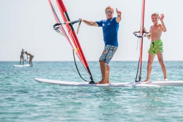marc alvarez in seiner windsurfschule auf mallorca