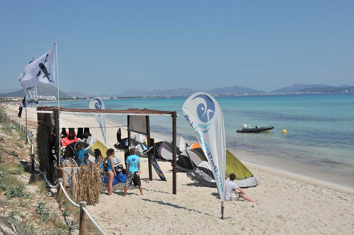 Instalaciones de la escuela de kitesurf en alcudia watersportsmallorca