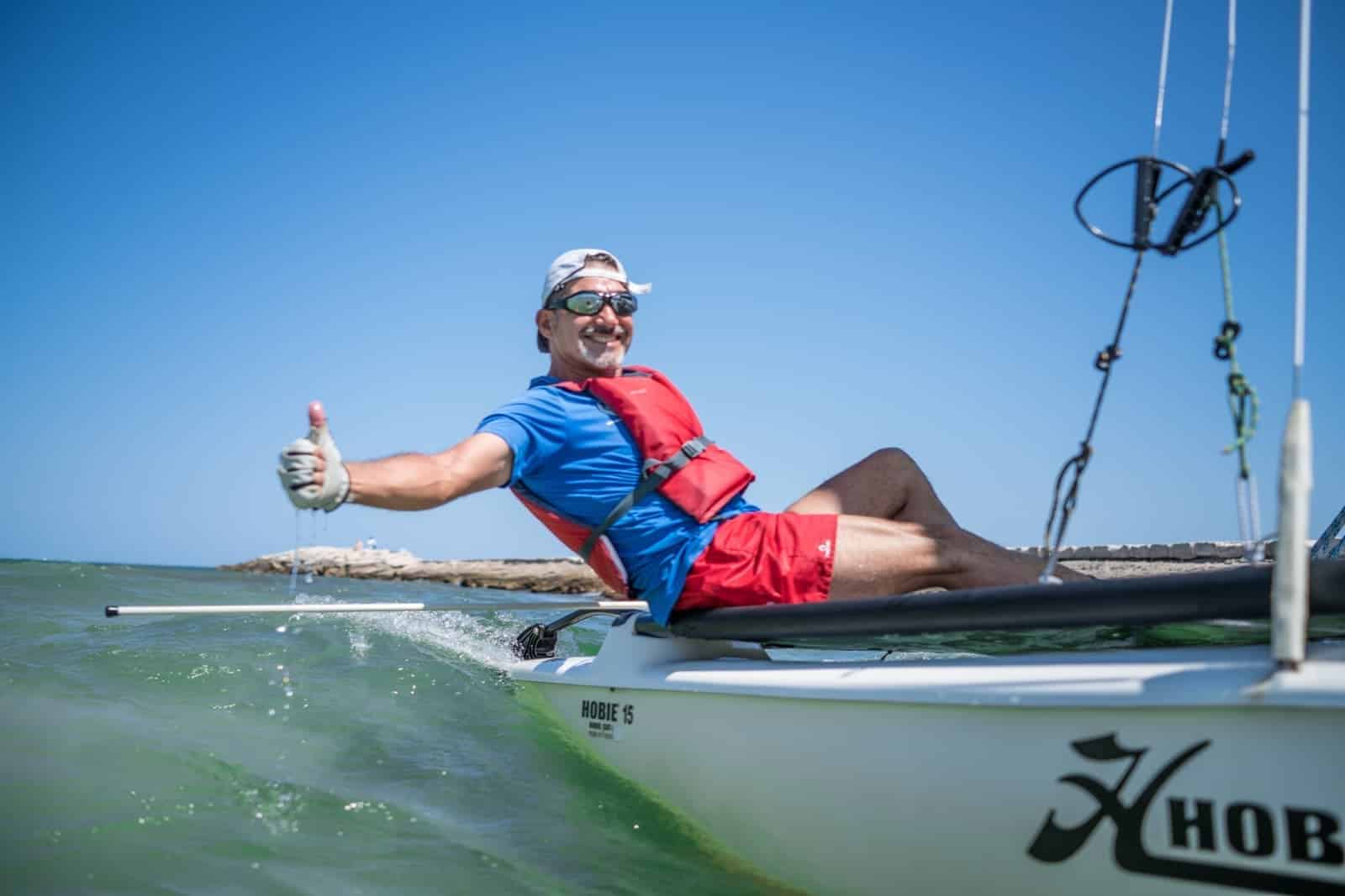 roberto monitor en la escuela de kitesurf en alcudia water sports mallorca