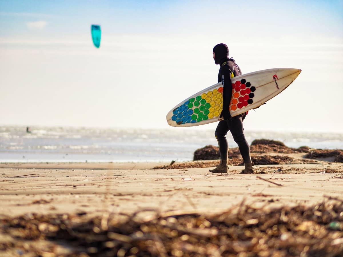 Person mit Kitesurfboard