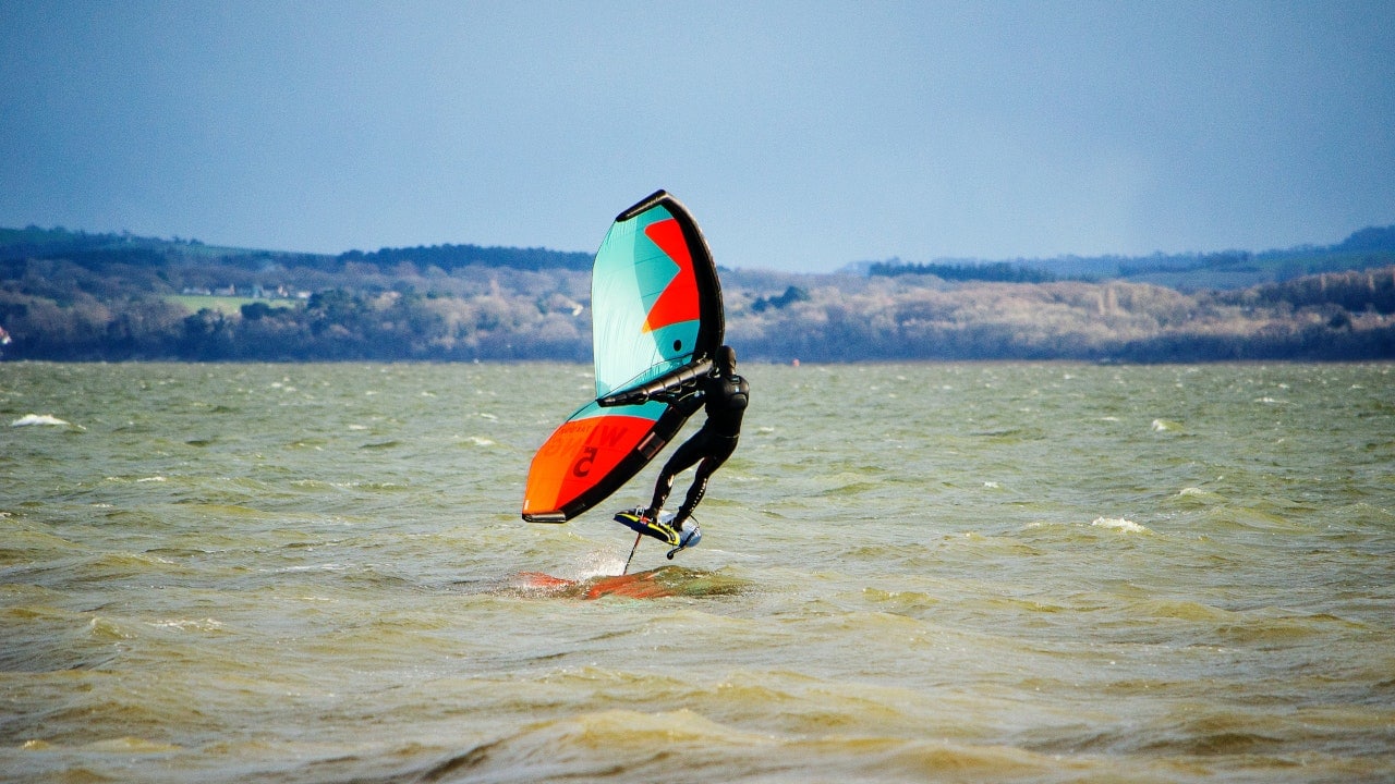 Wing  Foil; jetzt kannst Du über das Wasser von Playa de Muro fliegen!