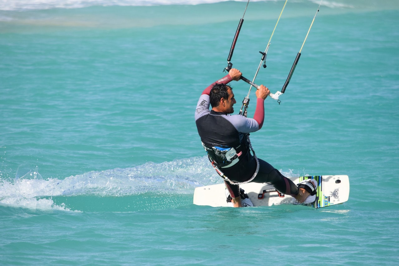 Kite- und Windsurf, zwei Sportarten für den gleichen Wind