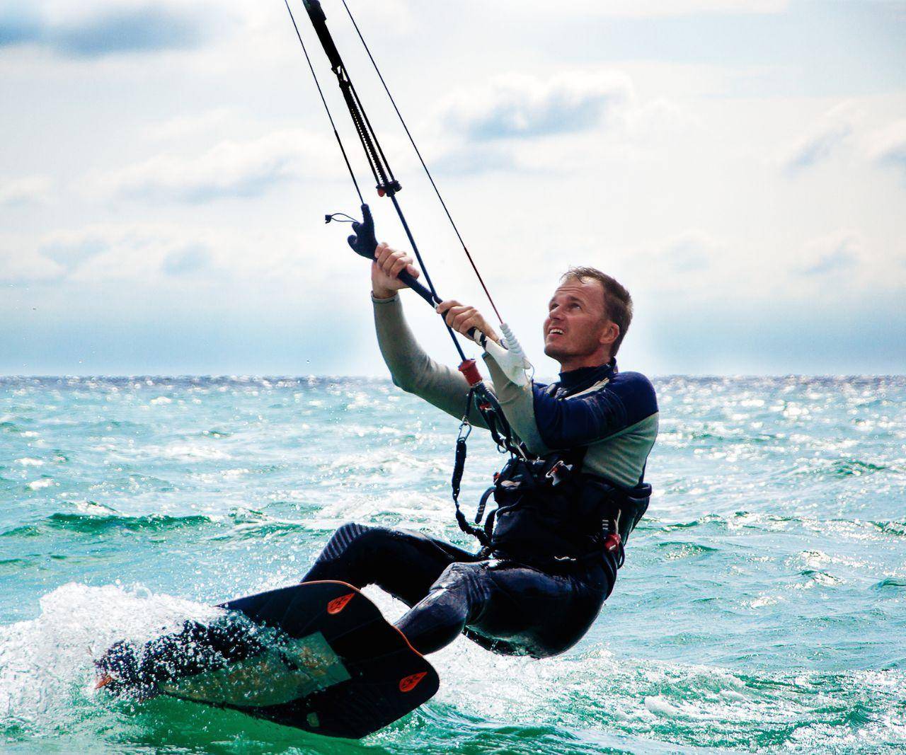 What is the right wind for kitesurfing?