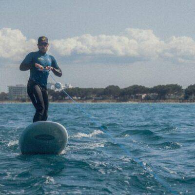 Descubre el wakesurf o surf con lancha