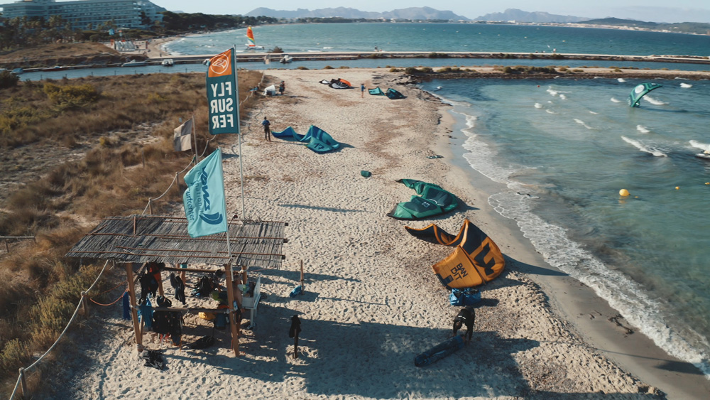 Finde Qualitäts-Material in unserer Kitesurfschule Watersports Mallorca