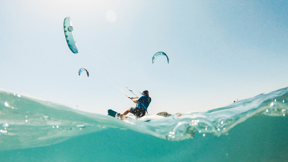 Der Einstieg in das Kitesurfen auf Mallorca – Wenn Du die Kunst des Wellenreitens beherrschen möchtest, sind unsere fortgeschrittenen Kitesurfkurse genau das Richtige für Dich.