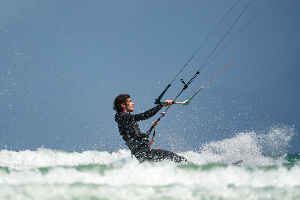 Der Einstieg in das Kitesurfen auf Mallorca – Wenn Du dich für einen unserer Kurse anmelden willst, werden unsere erfahrenen Instruktoren die Wetterbedingungen und Dein Können bewerten, um den besten Trainingsort für Dich zu bestimmen.